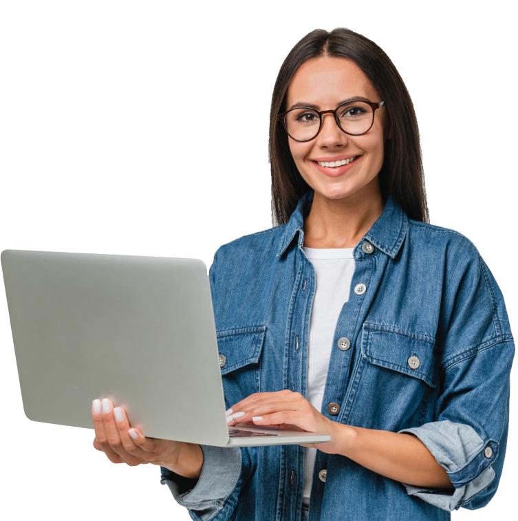 Mulher segurando um notebook, olhando para frente e sorrindo.