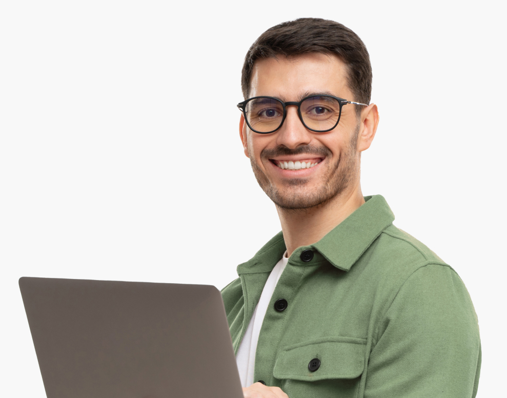 Imagem de um homem olhando para a câmera e sorrindo enquanto segura um notebook